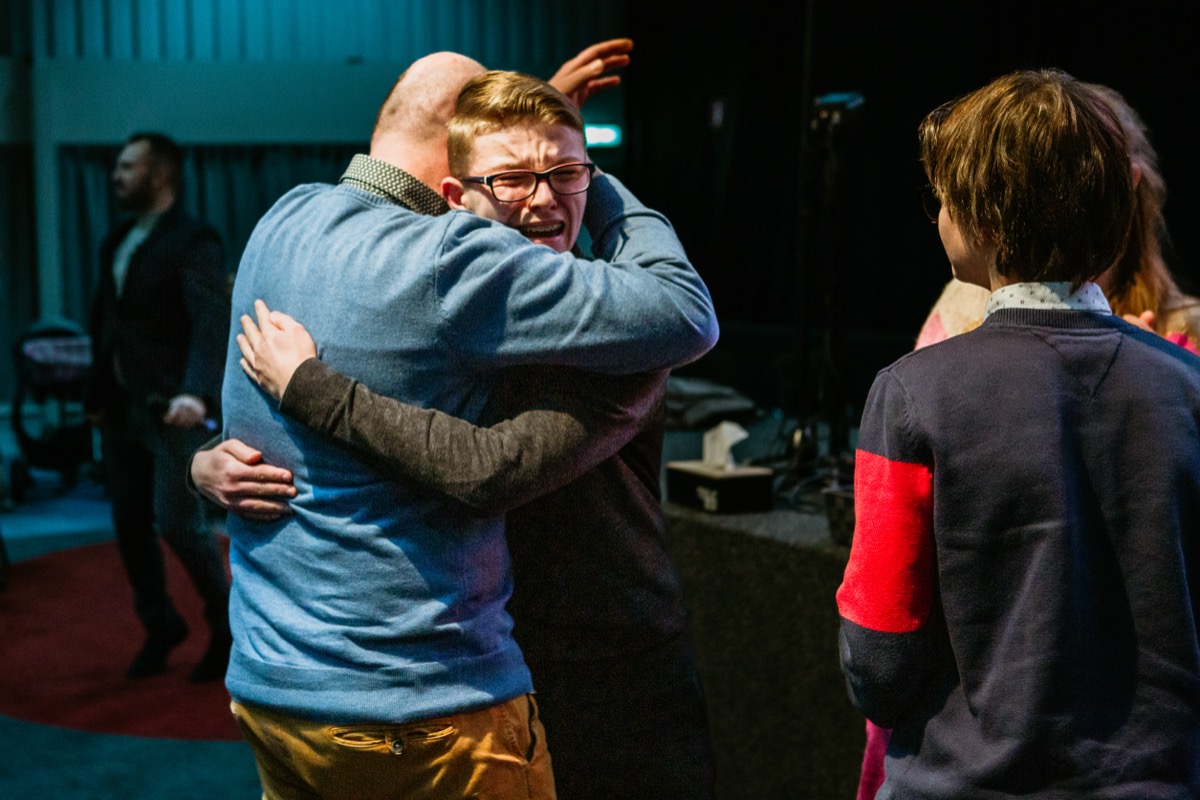 Emotioneel moment van omhelzing tijdens een genezingsdienst