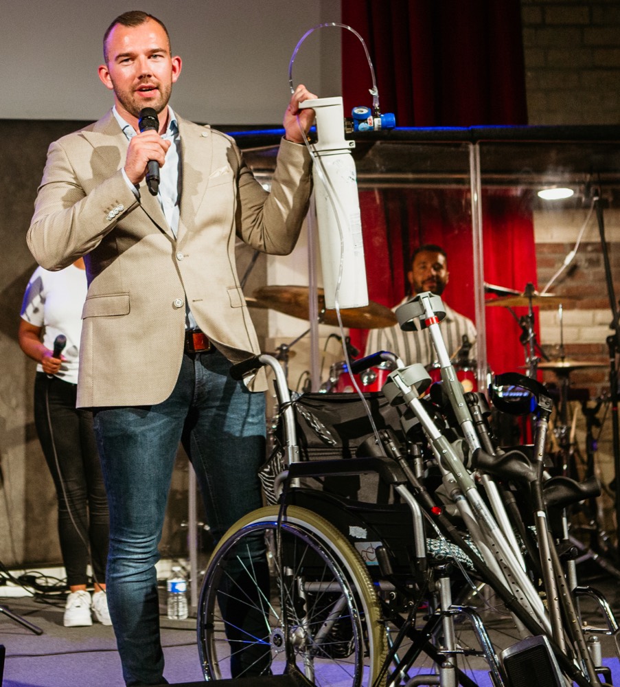 Achtergelaten krukken en rolstoel als teken van genezing