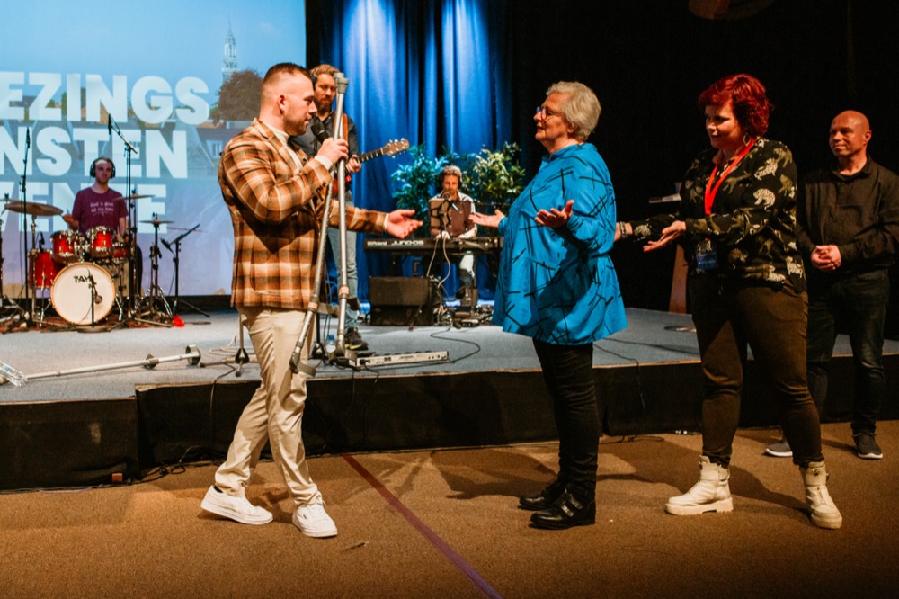 Bezoekers dansen van vreugde op het podium