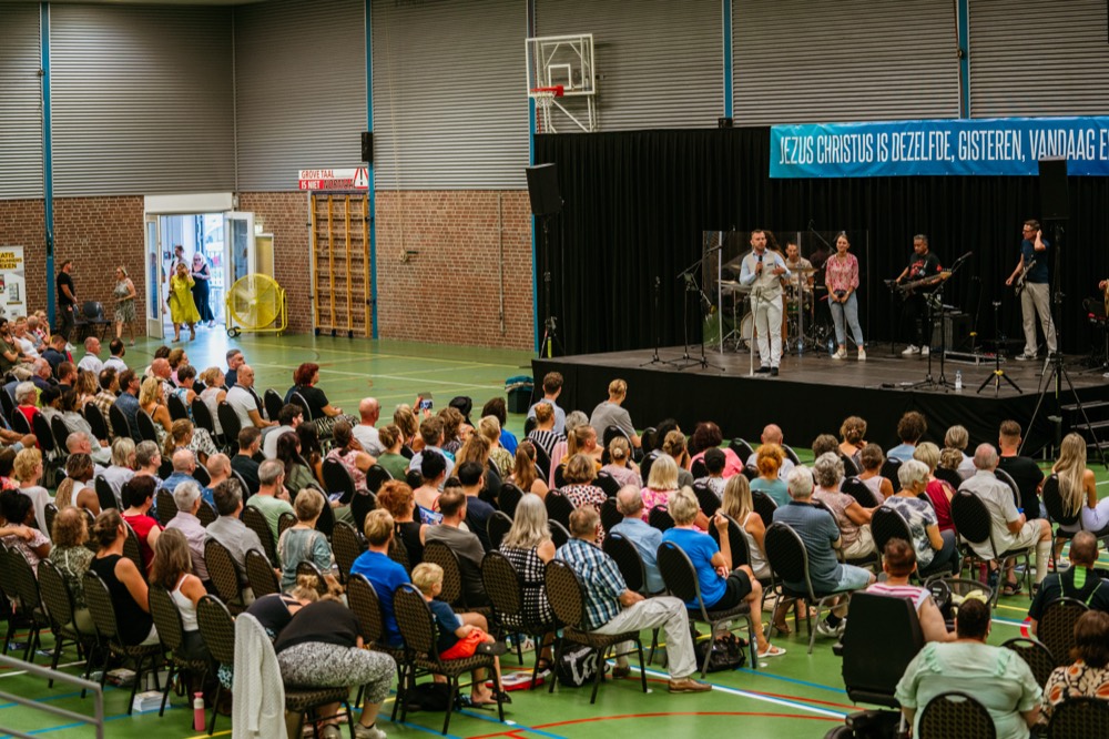 Sfeerbeeld van de genezingsdienst in de sporthal
