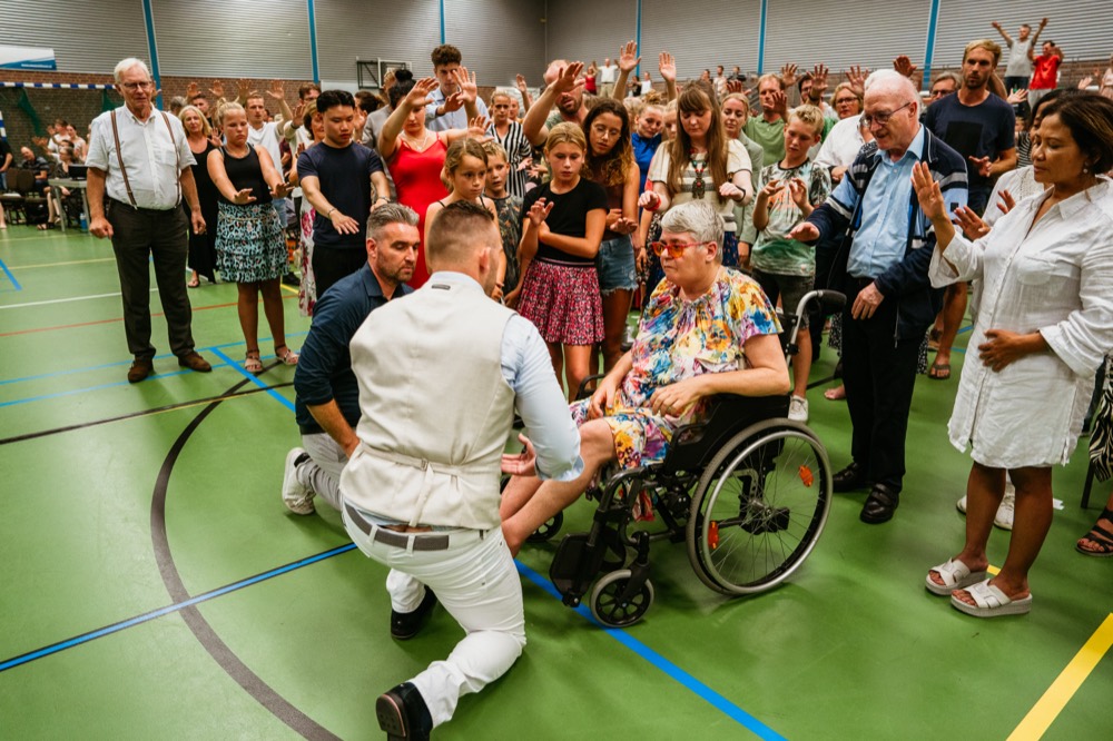 Gebed voor genezing bij een bezoeker in een rolstoel